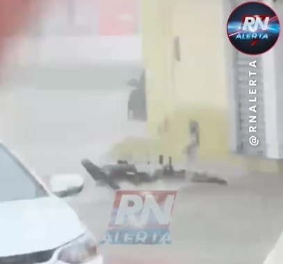 VÍDEO: Moto é arrastada por correnteza após chuva no interior do RN 