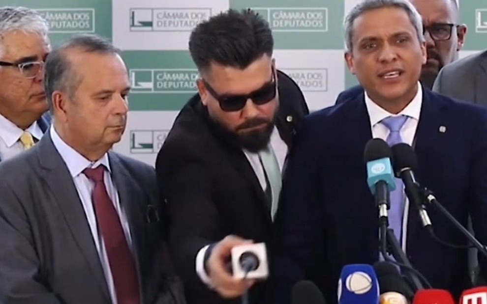 VÍDEO: Deputado põe microfone da Globo no chão e Rogério Marinho repreende