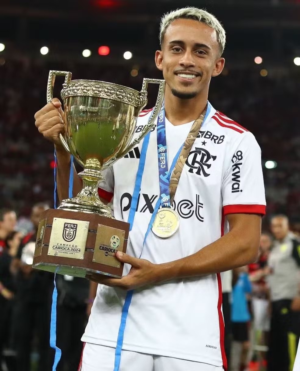 Jogador do Flamengo recupera carro e pertences roubados após final do Carioca