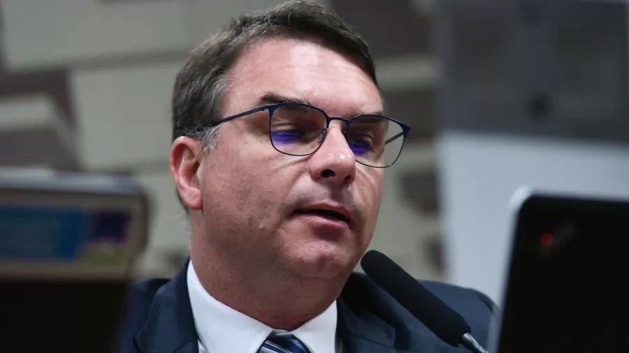 Flávio Bolsonaro diz que TSE foi parcial em 2022: 'A gente foi censurado'