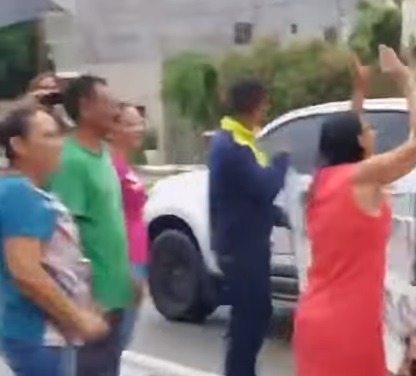 VÍDEO: Fátima Bezerra é vaiada em passagem por Ipanguaçu; assista
