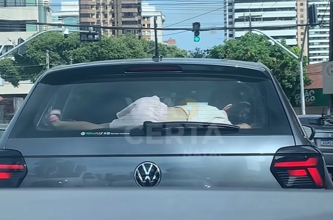VÍDEO: Motorista é flagrado conduzindo carro com criança na tampa do porta-malas na Zona Leste de Natal