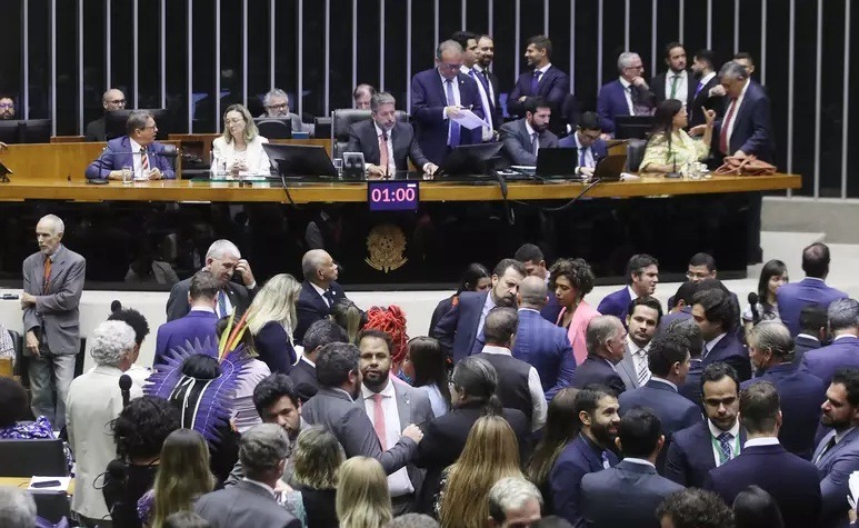 Câmara mantém deputado Chiquinho Brazão preso