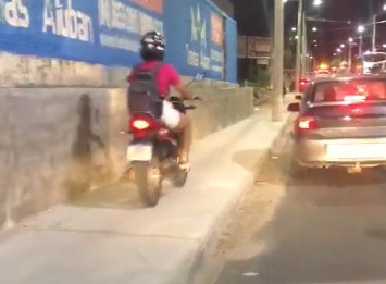 VÍDEO: Motociclistas são flagrados trafegando pela calçada na Av. Felizardo Moura