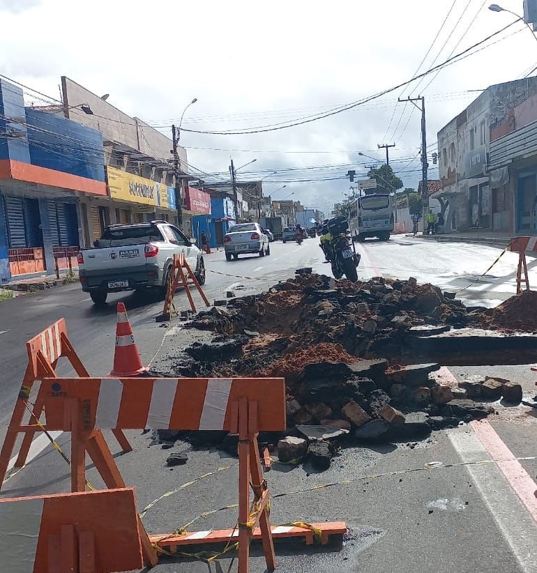 Cratera deixa trânsito lento na avenida Coronel Estevam; veja rotas alternativas