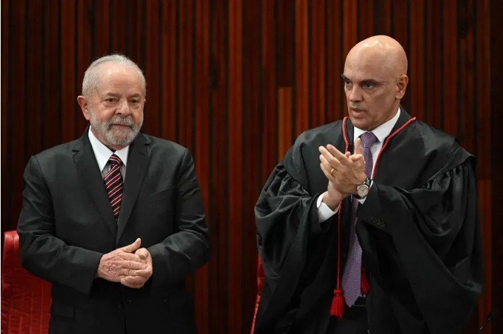 Lula participa de jantar com ministros do STF