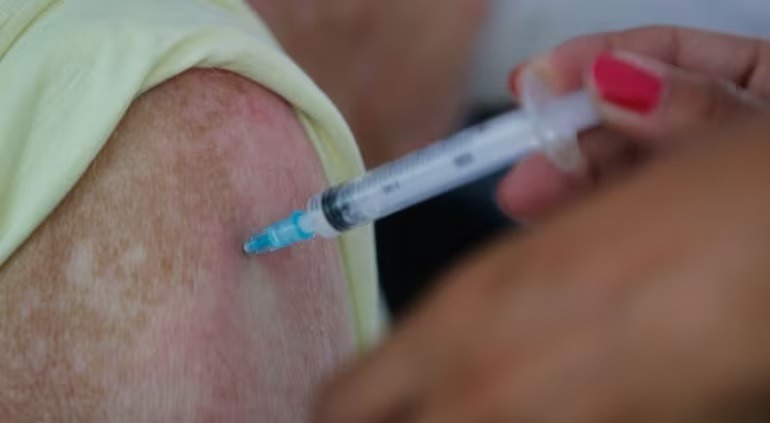Brasil vive surto de herpes zoster, e vacina de mais de mil reais não é oferecida pelo SUS