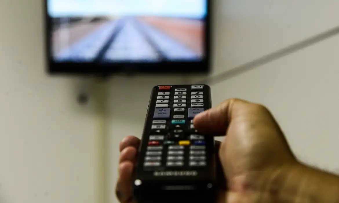 Investimento em meios digitais expõe crise de audiência da TV aberta