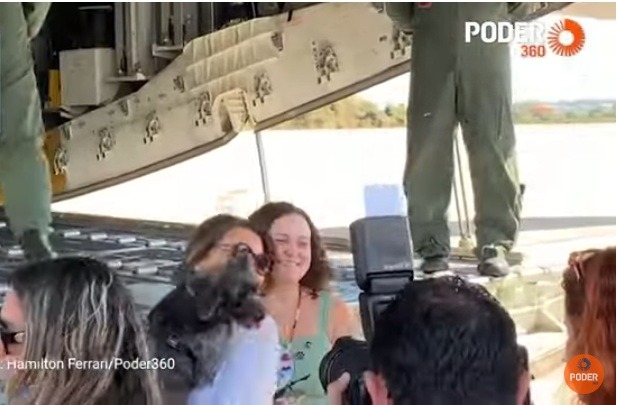 VÍDEO: Janja faz encenação com soldados da aeronáutica e cachorro e causa polêmica