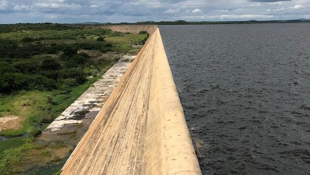 Terceiro maior reservatório de água do RN, Barragem de Umari volta a sangrar