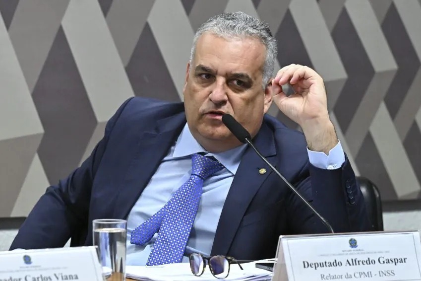 Relator da CPMI do INSS ameaça dar voz de prisão a delegado da PF