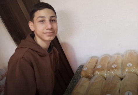 Conselho Tutelar proíbe menino de vender pães feitos pela mãe