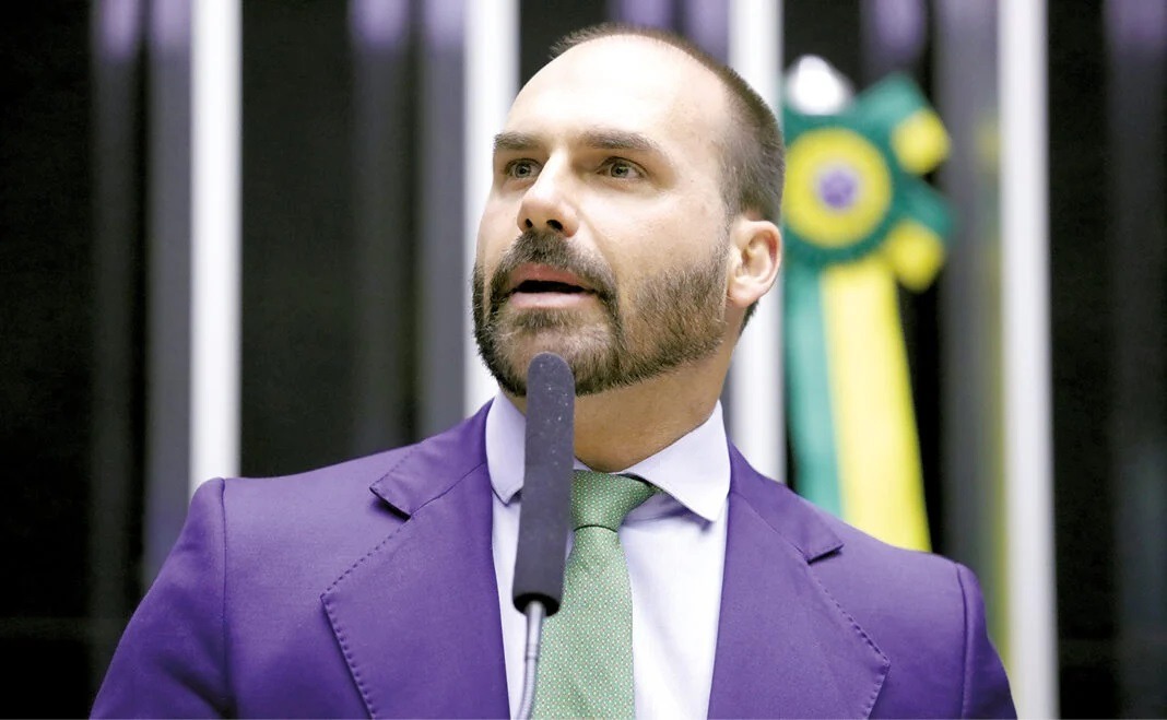 Eduardo Bolsonaro pede a Motta para exercer mandato dos EUA