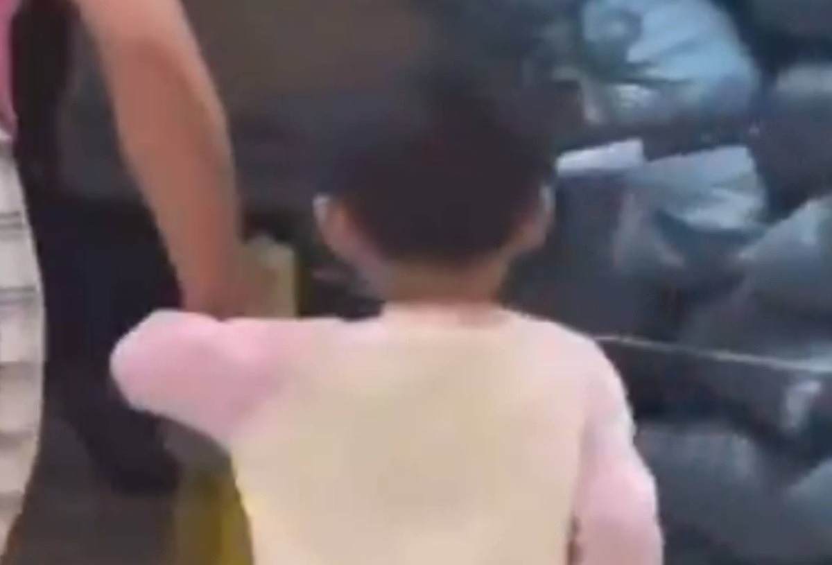 Mãe entra em surto e atinge filha com facada na cabeça