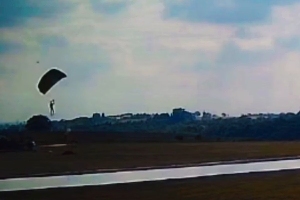Vídeo mostra filho de desembargador caindo durante salto de paraquedas; veja