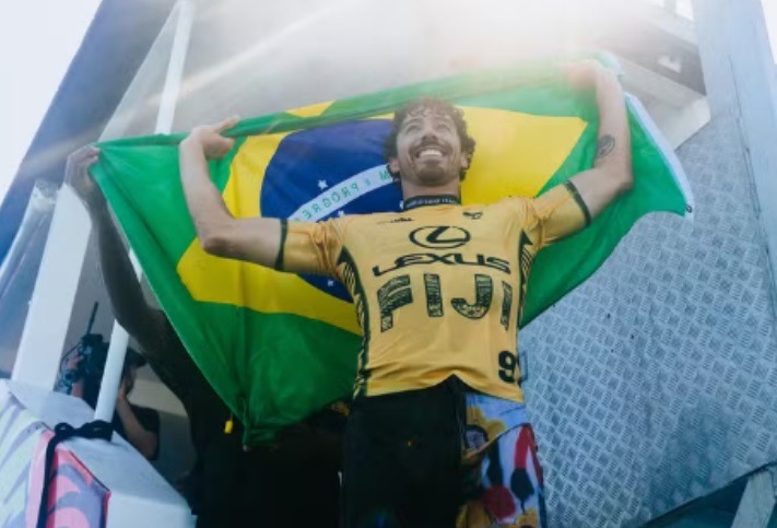 Brasileiro Yago Dora é campeão mundial de surfe pela primeira vez