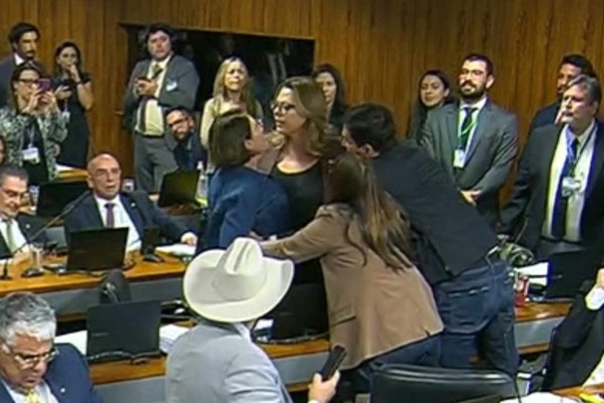 VÍDEO: Discussão entre parlamentares causa tumulto na CPMI do INSS