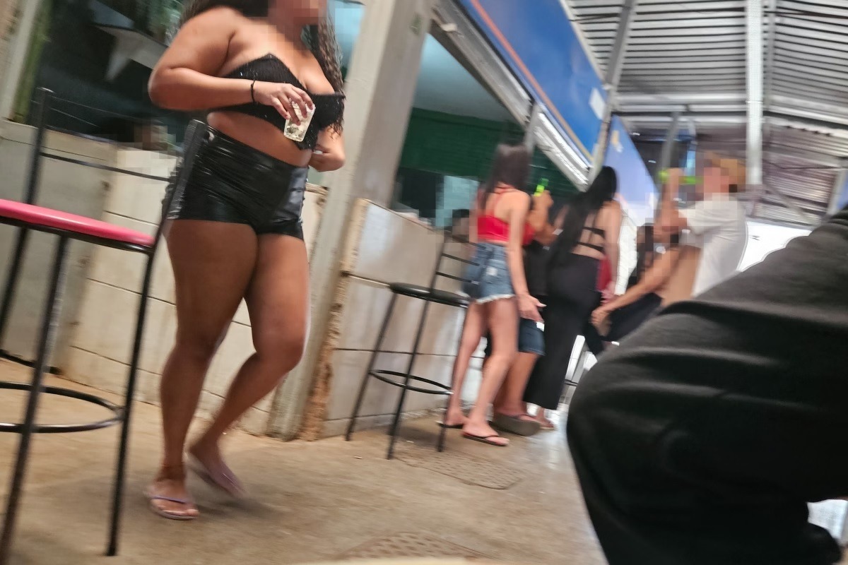 VÍDEO: “Iscas” seduzem clientes para gastar na “banca do trepa-trepa” em feira