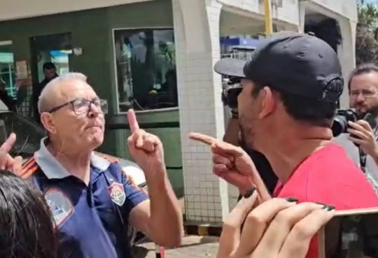 VÍDEO: Apoiador bate-boca e arranca faixa que pede prisão de Bolsonaro