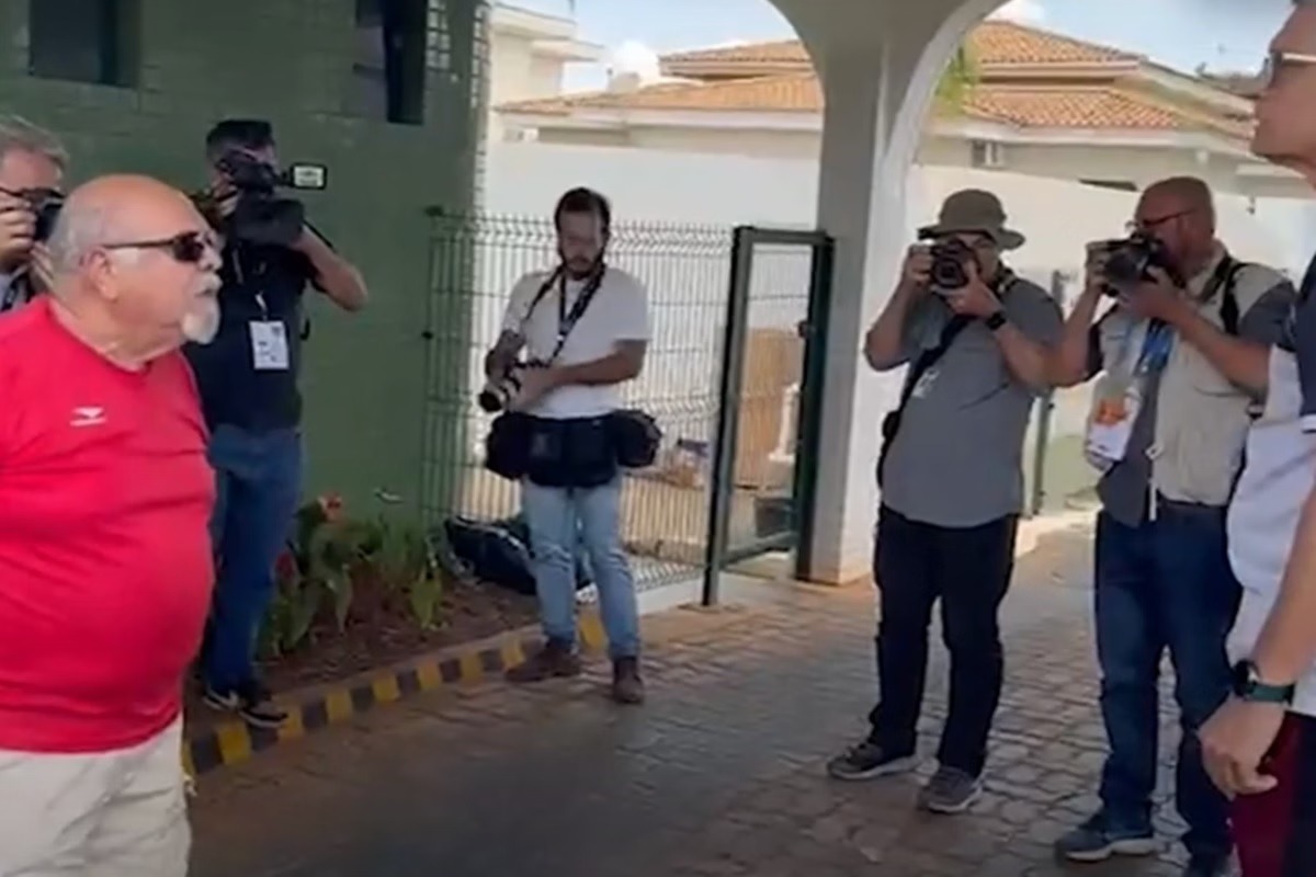 VÍDEO: Manifestantes pró e contra Bolsonaro discutem em frente ao condomínio do ex-presidente