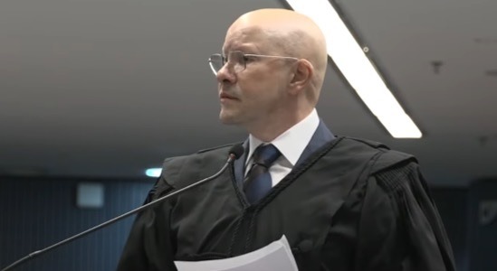 Loucura: Durante sustentação oral, advogado responde se é possível alguém gostar de Moraes e de Bolsonaro: "Sim, eu"