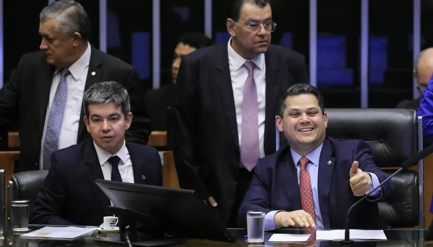 Pressionado por anistia e CPMI do INSS, governo Lula libera R$ 2,2 bilhões em emendas Pix em um dia