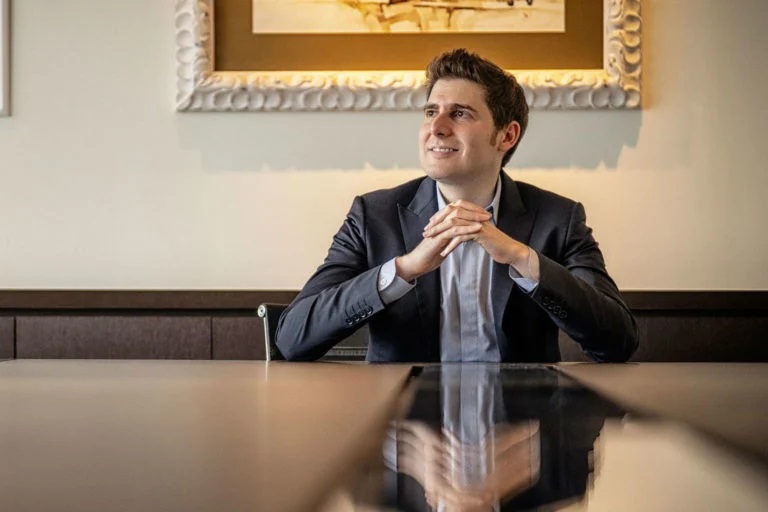 Eduardo Saverin, cofundador do Facebook, supera família Safra e se torna pessoa mais rica do Brasil, diz Forbes