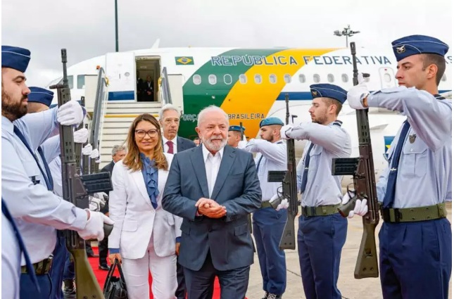 Média de viagens de Lula ao exterior é o dobro dos antecessores