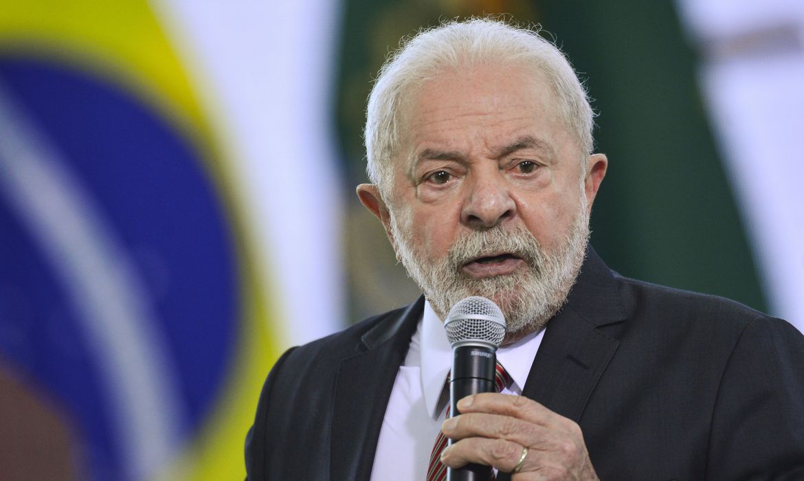 Arsenais de armas não podem estar nas mãos das pessoas, diz Lula