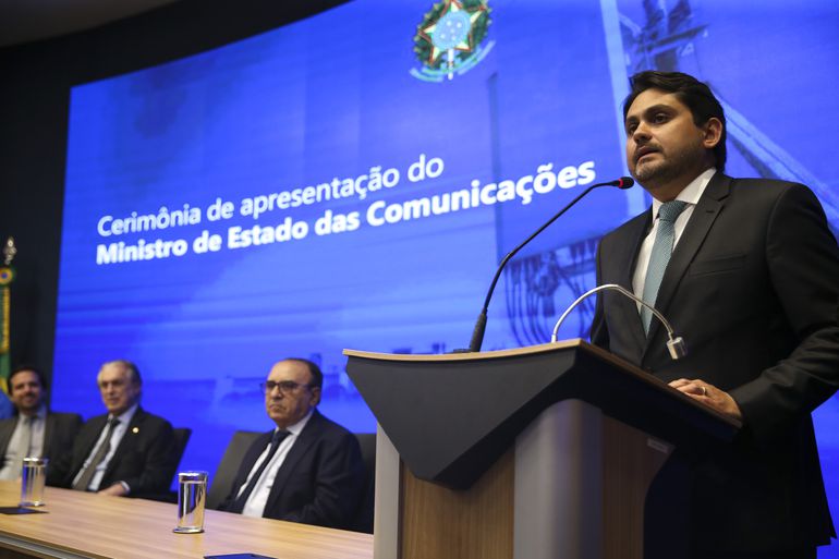 Juscelino Filho ganhou mais dinheiro público com viagens do que ministros receberam de salários