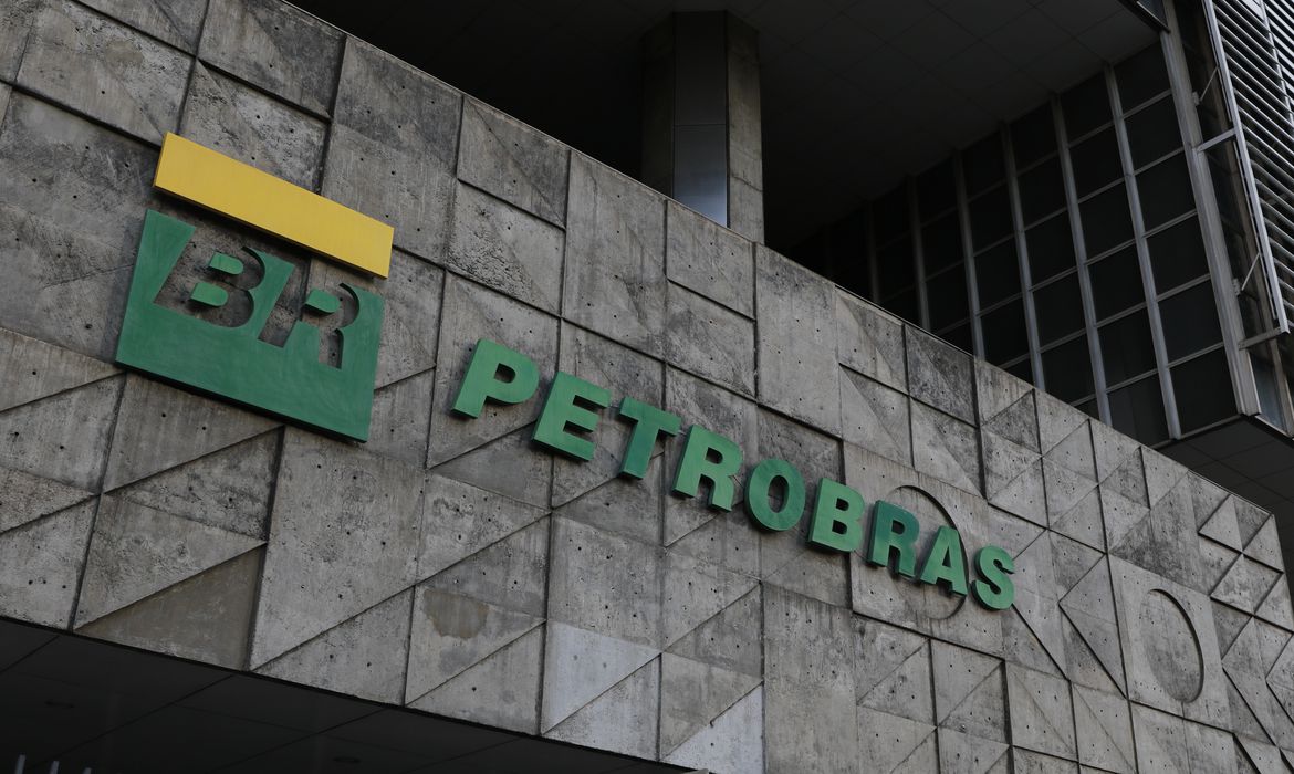 Gasolina da Petrobras é 23% mais barata do que a das refinarias privadas