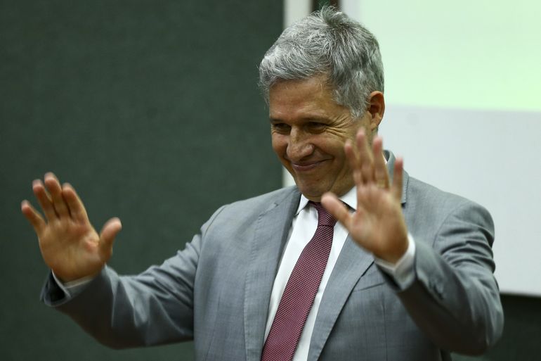 Ministro Paulo Teixeira será convocado a depor após novas invasões do MST