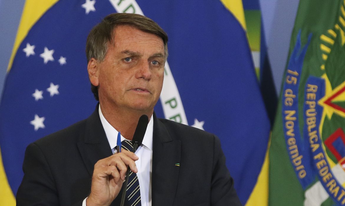 Bolsonaro nega apropriação ou desvio de joias e coloca movimentação bancária à disposição