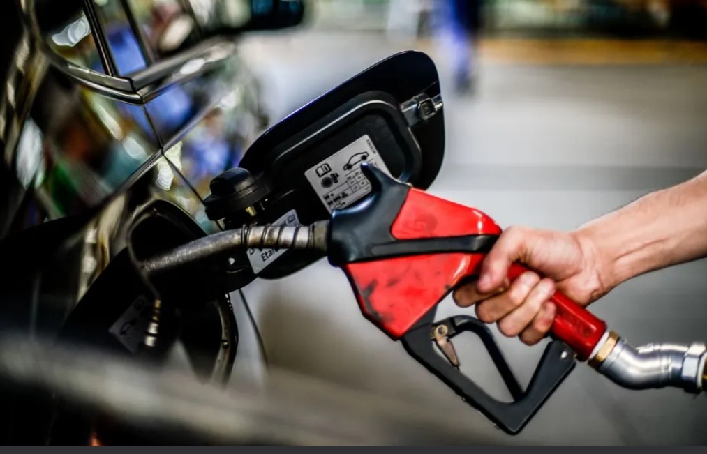 Gasolina fica R$ 0,41 mais cara nas refinarias a partir de hoje e deve impactar inflação