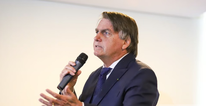 Bolsonaro diz que TSE é "de esquerda" e volta a contestar eleição