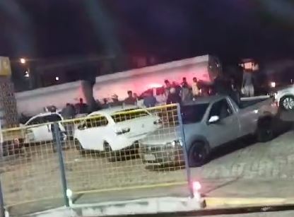 VÍDEO: Carreta tanque tem ruptura e população saqueia combustível em Felipe Camarão