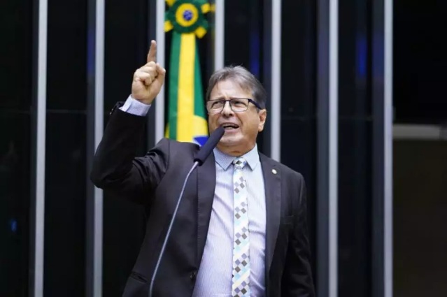 ‘Que ele tenha saúde para voltar à prisão’, diz deputado sobre aniversário de Lula