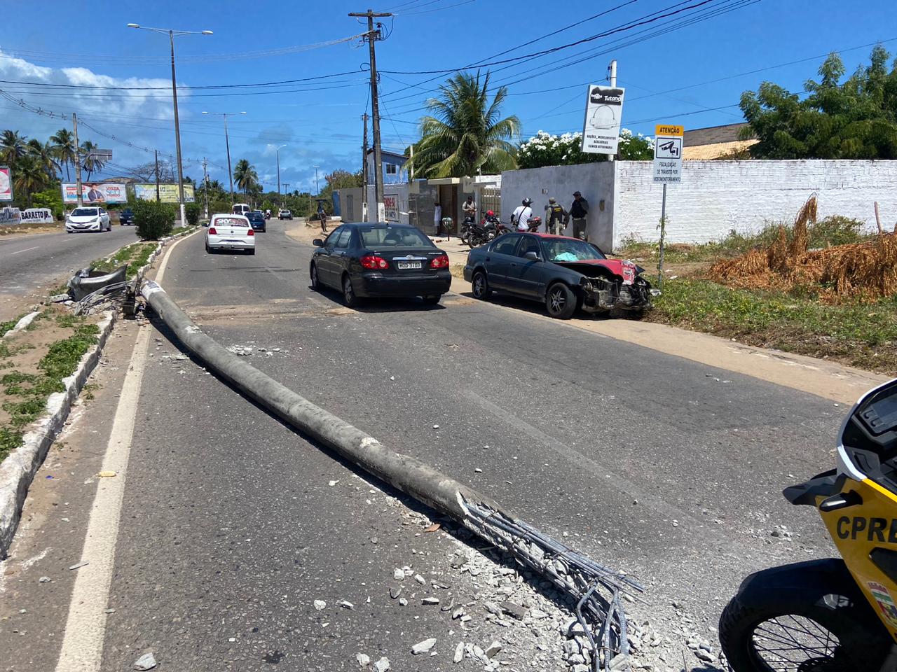 VÍDEO: Carro derruba poste na avenida Dr. João Medeiros Filho e duas pessoas ficam feridas
