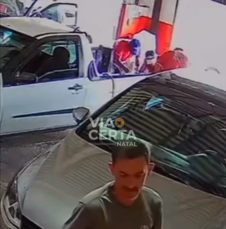 VÍDEO: Homem é flagrado por câmeras ao furtar caixa de som em equipadora em Parnamirim
