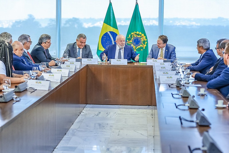 Lula bloqueia R$ 3,8 bilhões de recursos para hospitais e livros didáticos