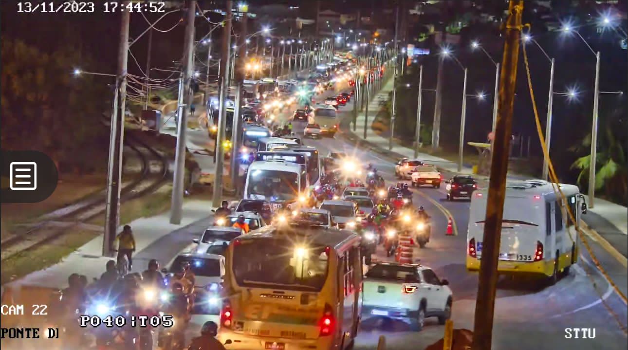 VÍDEO: Populares tocam fogo em pneus e trânsito na Ponte Newton Navarro fica parado