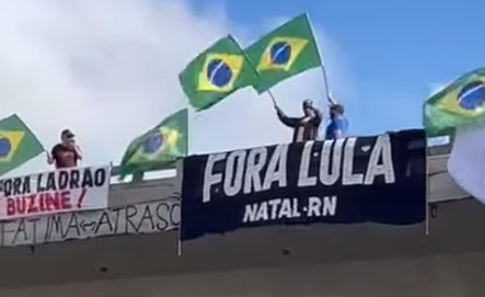 [VÍDEO] ‘Fora Lula’: Grupo faz protesto contra o presidente na BR-101 em Natal