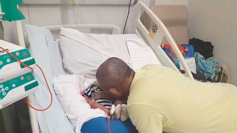 [VÍDEO] Emoção no Caso HUOL: Após ser solto, homem reencontra filho internado