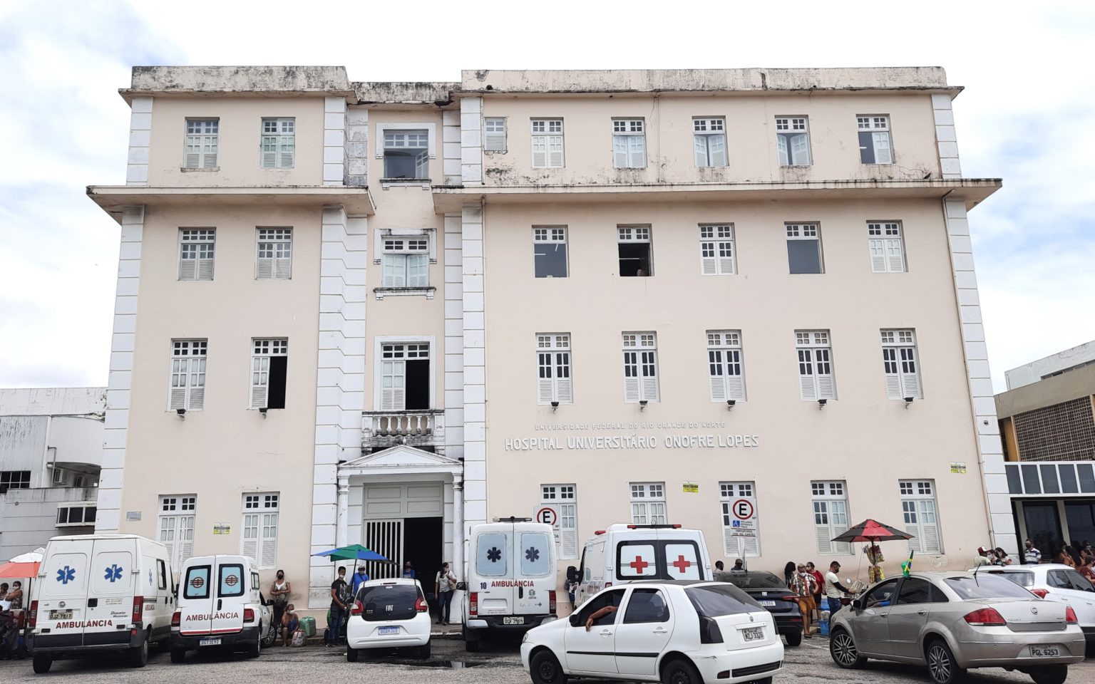 Bombeiros controlam princípio de incêndio em laboratório no Hospital Onofre Lopes