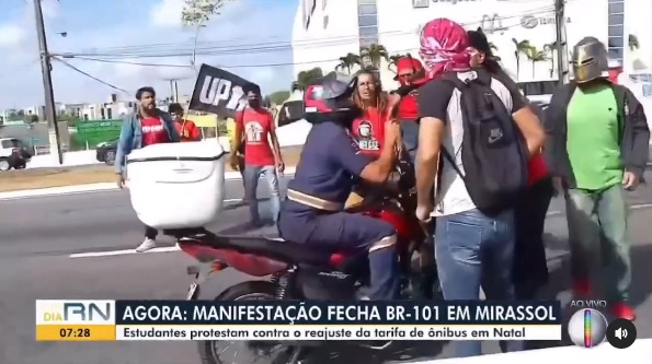 VÍDEO: Trabalhadores são agredidos durante protesto na BR -101 enquanto a PM só assiste