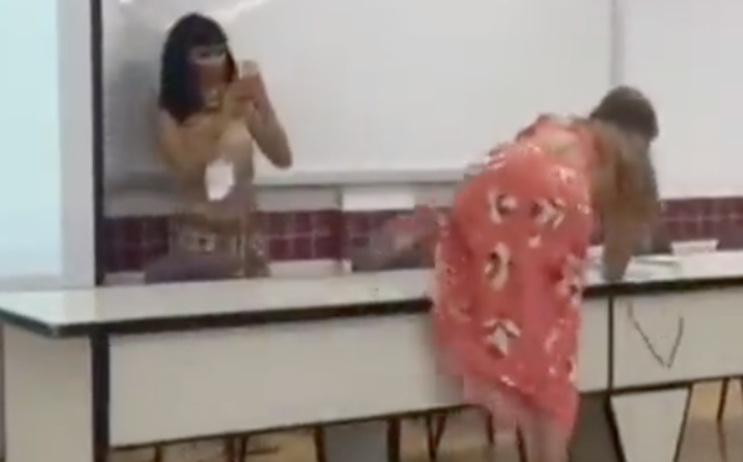 VÍDEO: Cantora travesti “tem direito de se fazer presente”, diz universidade após dança erótica na sala de aula; ASSISTA