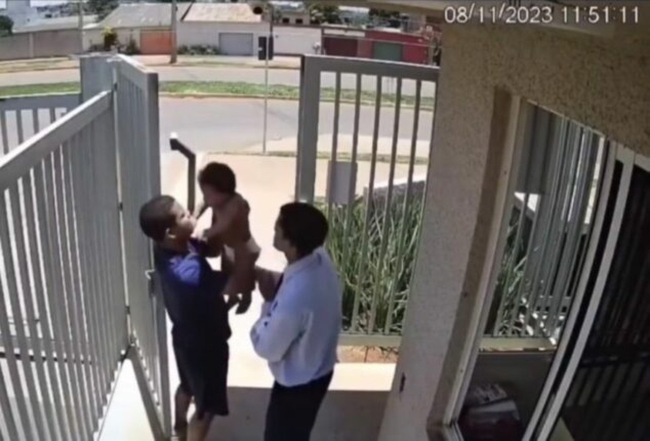 VÍDEO: Porteiro salva bebê engasgado em condomínio; assista