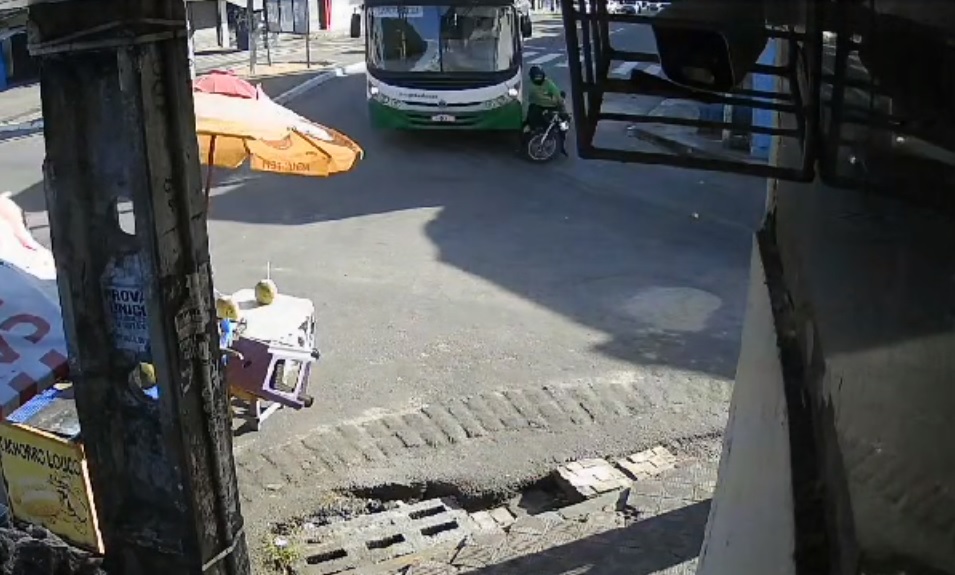 VÍDEO: Ônibus e moto se envolvem em acidente no Alecrim; veja imagens