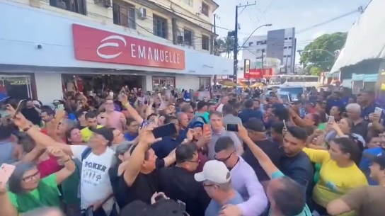 VÍDEO: Multidão acompanha Bolsonaro durante visita ao camelódromo do Alecrim; ASSISTA
