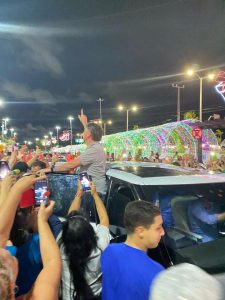 VÍDEO:  Bolsonaro vai jantar em Ponta Negra e multidão invade rua aos gritos de "mito"; ASSISTA